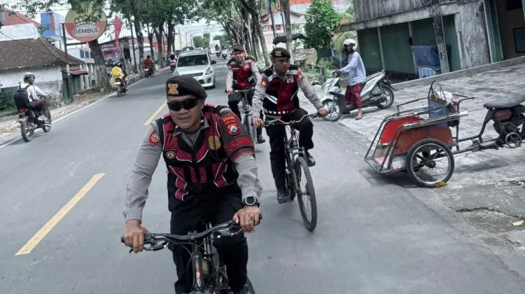 Polisi di Sampang Lakukan Patroli secara Humanis