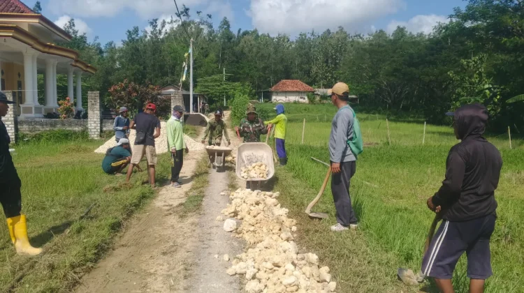 Satgas TMMD Bangkalan dan Warga Gotong Royong Bangun Jalan