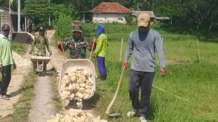 Gotong Royong TNI dan Warga Bangun Jalan Desa