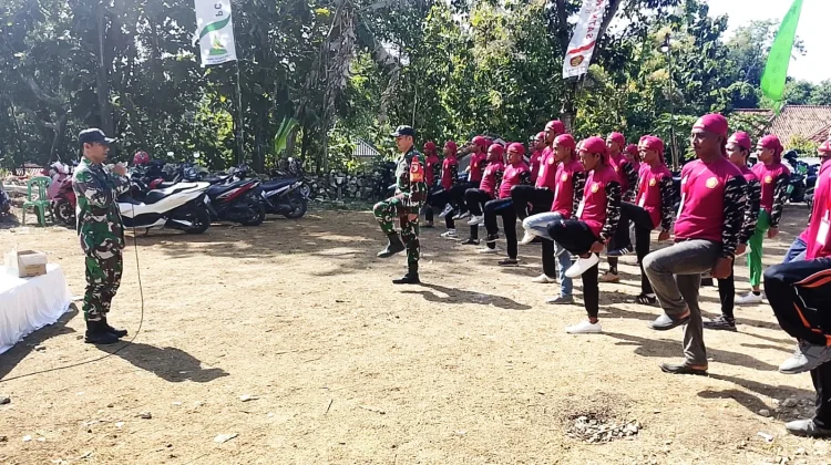 Babinsa Latih PBB Banser Arosbaya Tanamkan Disiplin Kebersamaan