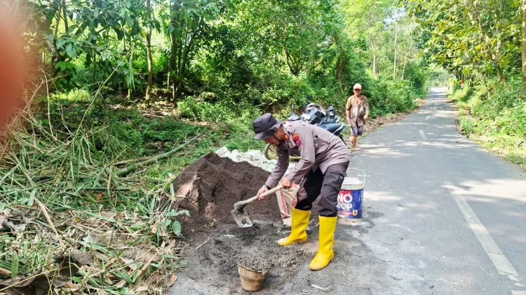 Gotong Royong Bangun Jembatan Penghubung Desa di Pamekasan
