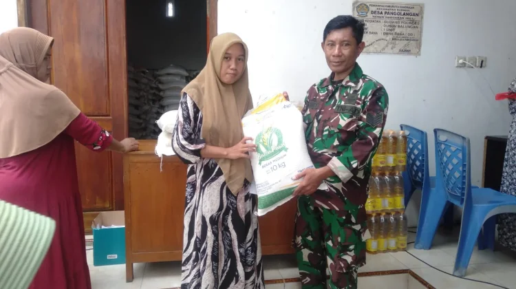 Babinsa Burneh Dampingi Distribusi Bantuan Pangan untuk Warga