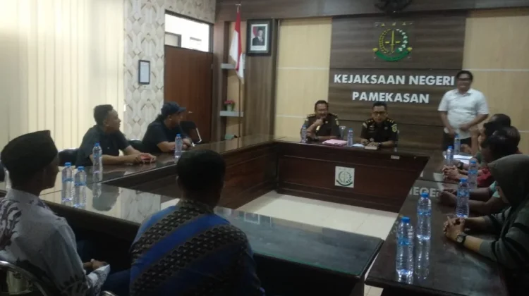 Tersangka Belum Ditahan, Korban Pencurian Datangi Kejari Pamekasan