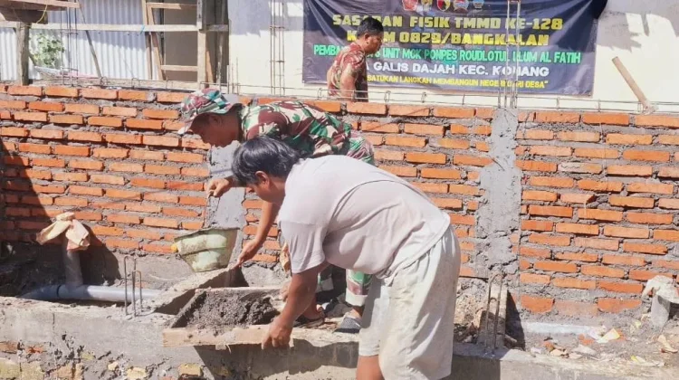 Prajurit TNI dan Warga Wujudkan MCK Layak di Lingkungan Ponpes
