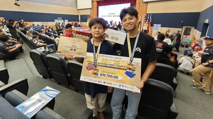 Mahasiswa Mekatronika UTM Juara 1 Robot Soccer Internasional