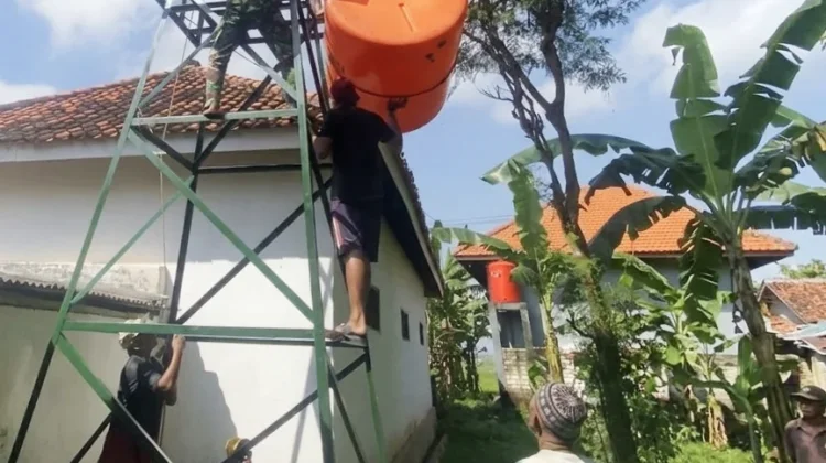 Gotong Royong Prajurit dan Warga Bangun Tandon Air Madrasah Diniyah