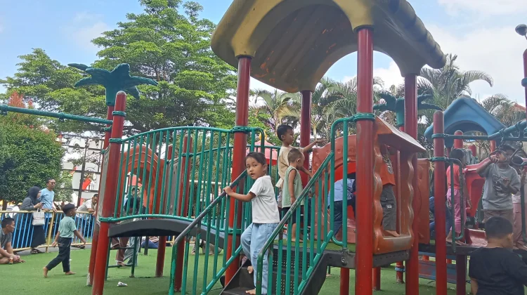 Fasilitas "Playground" di Alun-alun Kota Batu Diserbu Pengunjung