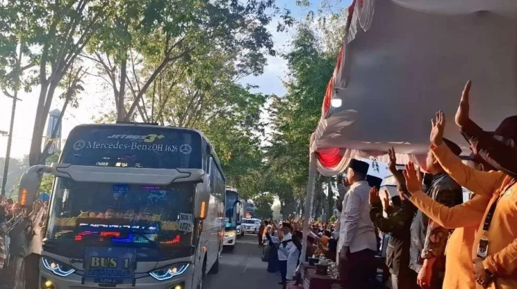 Belasan Bus Disiapkan untuk Pemberangkatan Haji Sampang