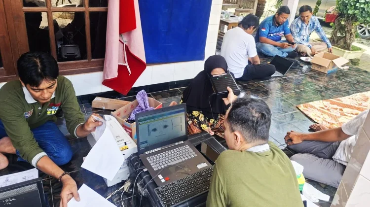 TNI Bangkalan "Sulap" Teras Rumah Jadi Pusat Layanan Adminduk