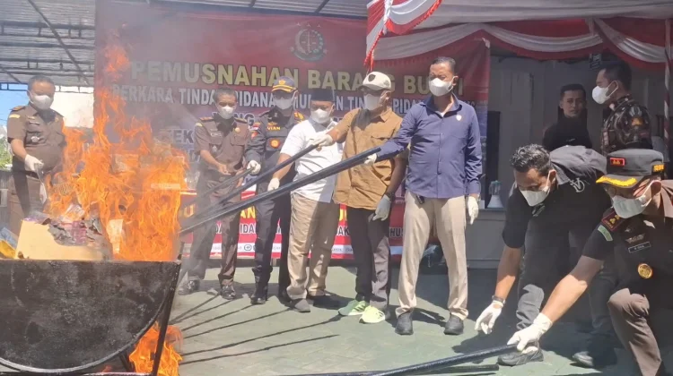 Kejari Sampang Tekan Peredaran Rokok Ilegal, Musnahkan 1 Juta Batang