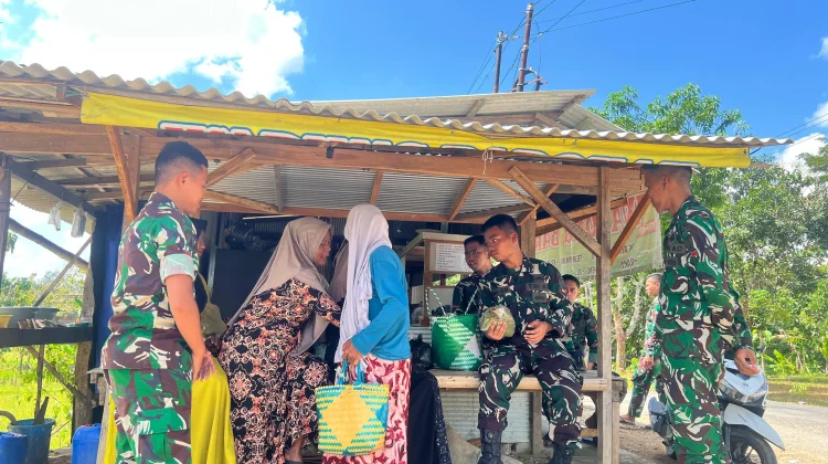 Satgas TMMD Borong Pindang Ibu Siti, Warga Desa Sumringah