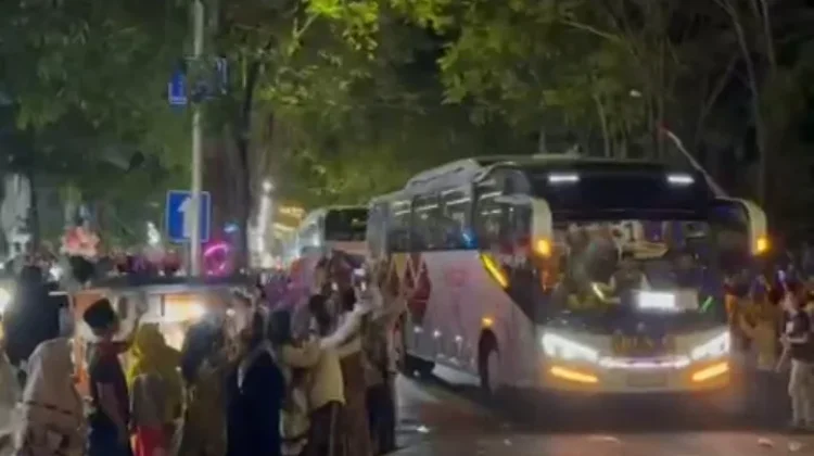 Ratusan Calon Jemaah Haji Sampang Diberangkatkan ke Tanah Suci