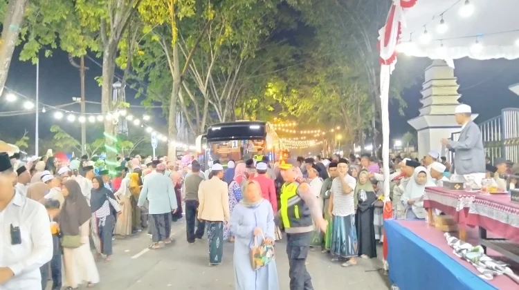 Jelang Keberangkatan CJH Alun-Alun Trunojoyo Sampang Jadi Lautan Manusia