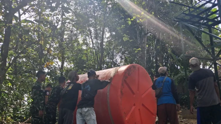 Satgas TMMD Bangkalan Gotong Royong Pasang Tandon Air