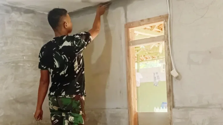 Progres Rutilahu TMMD Bangkalan Selesaikan Pemasangan Plafon Rumah Pak Anis
