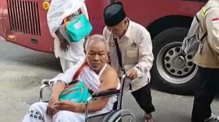 Jemaah Risti Kloter 72 Bangkalan Sempurnakan Umrah dengan Kursi Roda