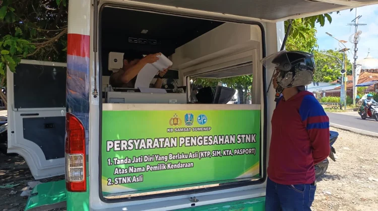 Samsat Keliling Saronggi Mudahkan Warga Bayar Pajak Kendaraan