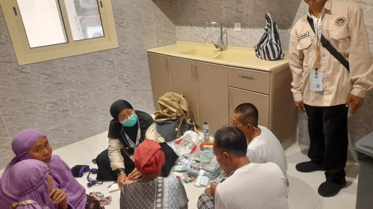 Ketua dan Dokter Kloter SUB 67 Visitasi Jamaah di Hotel Mekkah