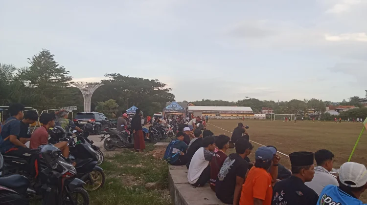 Ribuan Penonton Padati SSC Sampang Big Match Legend