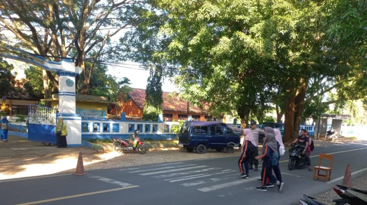 Polres Sampang Amankan Jalur Sekolah