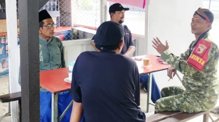 Perkuat Keamanan Sambil Ngopi, Babinsa Koramil Kamal Rangkul Warga