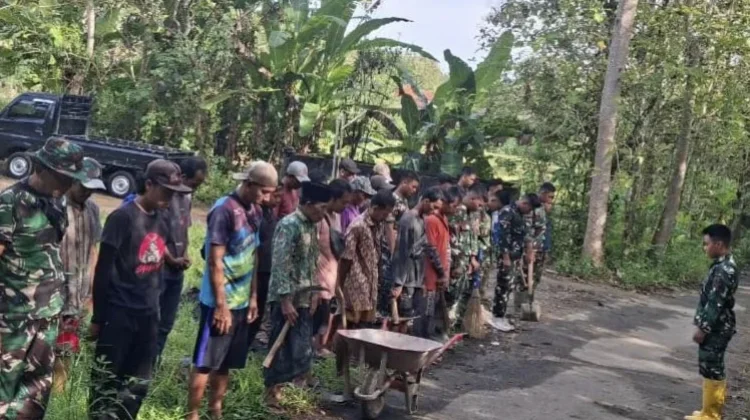 TNI-Warga Gotong Royong Bersihkan Jalan Desa di Bangkalan