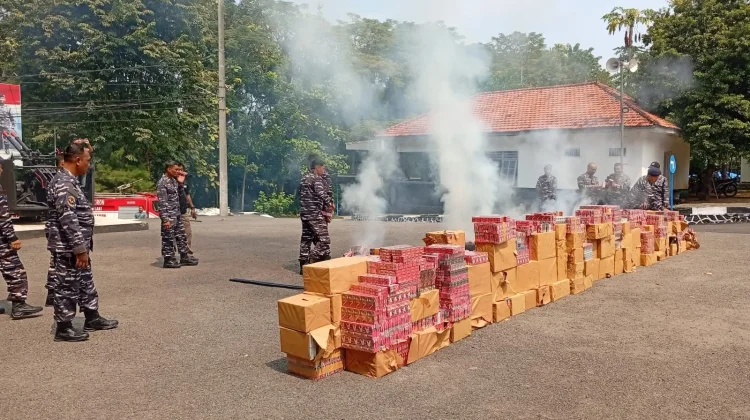 Rokok Ilegal Senilai Rp900 Juta Dimusnakan Lanal Batuporon dan Bea Cukai