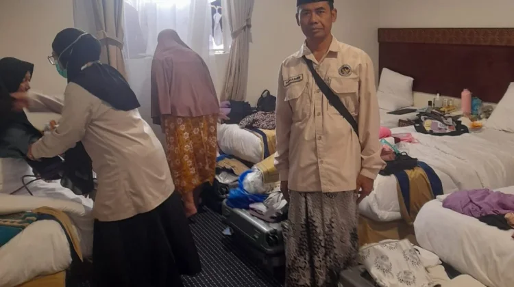 Ketua Kloter dan Dokter SUB 67 Cek Kesehatan Jemaah Haji