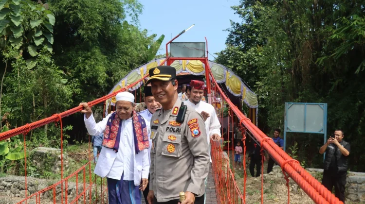 Kapolres Sampang Ajak Warga Rawat Jembatan Merah Putih