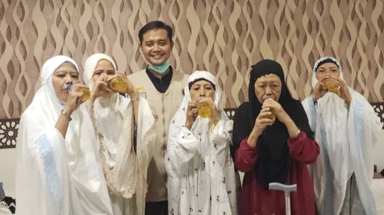 Didominasi Jemaah Risti, Kloter SUB 68 Andalkan APD Hadapi Cuaca Ekstrem Makkah