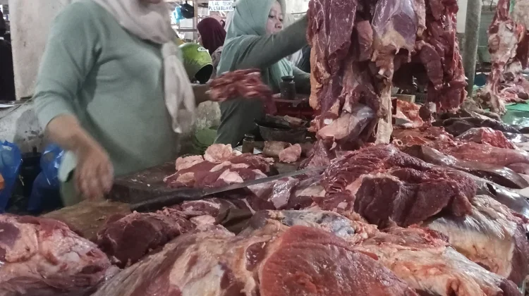 H-2 Iduladha, Harga Daging Sapi di Pasar Srimangunan Sampang Stabil