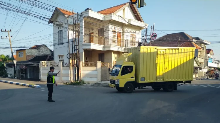 Polres Sampang Jaga Kelancaran Arus Lalu Lintas Pagi