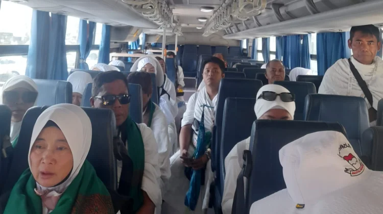 Ketua Kloter SUB 67 Pimpin Keberangkatan 378 Jemaah Haji ke Arafah