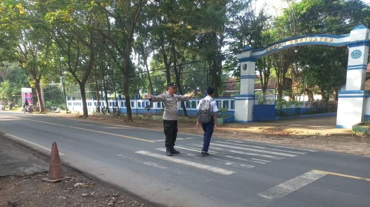Polres Sampang Atur Lalu Lintas di SMPN 1 Banyuates