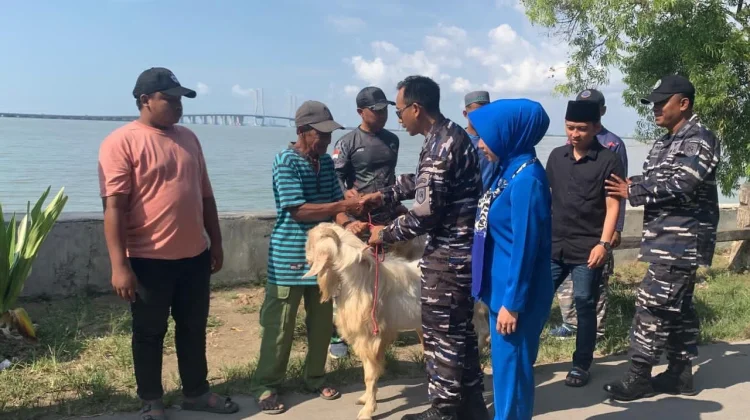 Lanal Batuporon Serahkan Qurban dan Sembako ke Warga Kesek