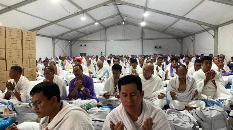 Jemaah Haji SUB 67 Ikuti Khotbah Wukuf di Tenda Arafah dengan Khusyuk