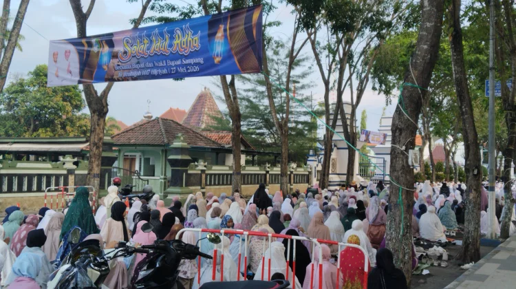 Ribuan Warga Sampang Salat Iduladha di Alun-alun Trunojoyo