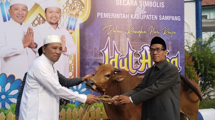 Pemkab Sampang Bagikan 68 Ekor Hewan Kurban