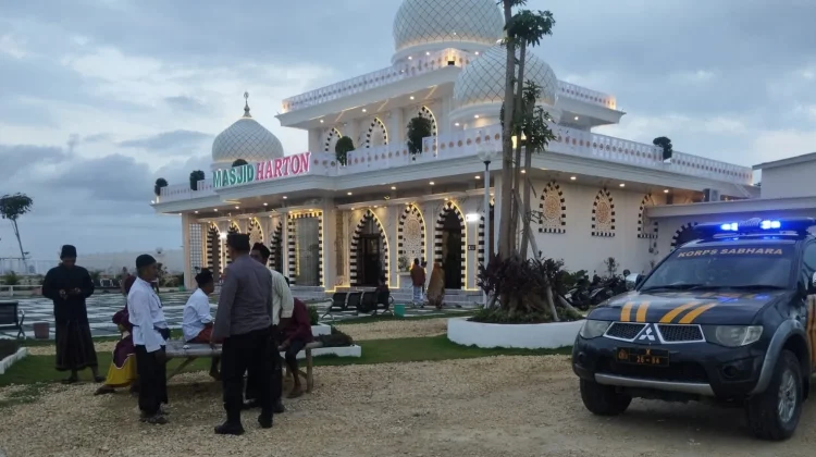 Polres Sampang Amankan Jalur Jamaah Sholat Idul Adha di Rest Area Masjid Harton