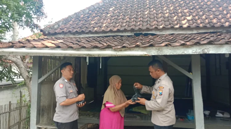 Polres Sampang Bagikan Daging Kurban ke Masyarakat