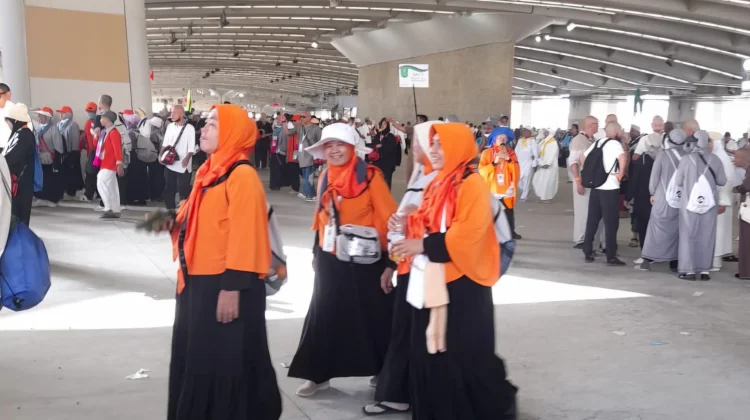 Jemaah Kloter SUB 67 Laksanakan Lempar Tiga Jumrah