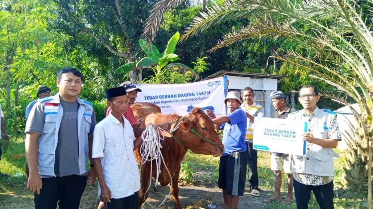 PLN Salurkan Program Tebar Daging Berkah di Pamekasan