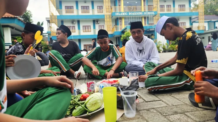 Santri Pamekasan Belajar Mandiri Dengan 'Cooking Class' tanpa Api
