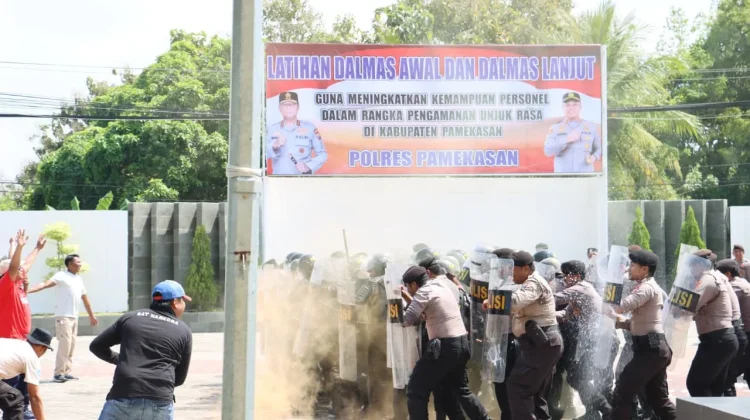 Polres Pamekasan Gelar Latihan Pengendalian Massa
