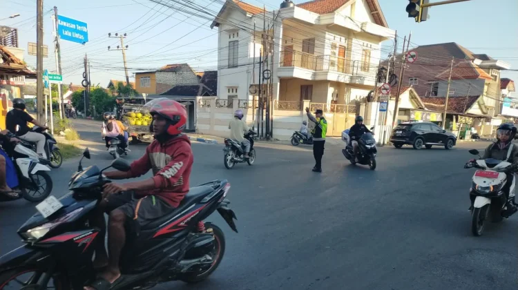 Polisi Urai Kepadatan Arus Lalin pada Pagi Hari di Sampang