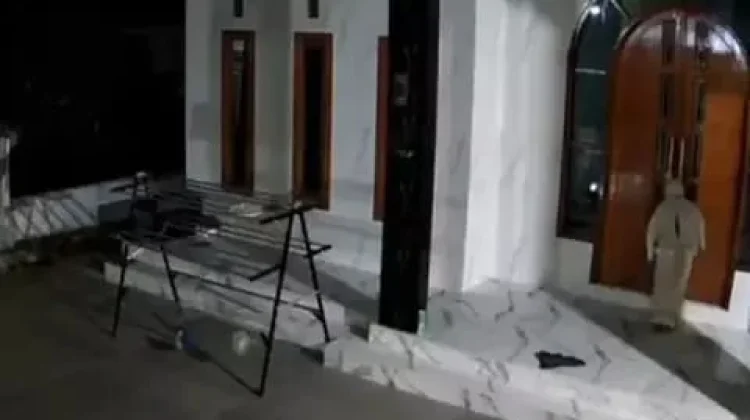 Teror Pocong Bersenjata Tajam di Bangkalan Bermotif Konten