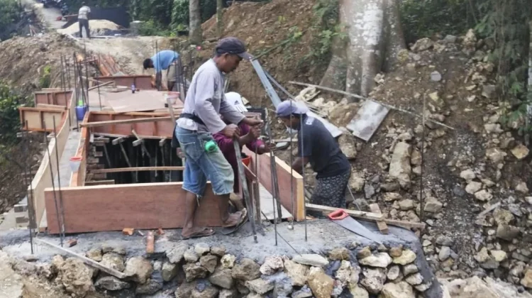 Babinsa Kawal Percepatan Perbaikan Jembatan Pasca Bencana di Bangkalan