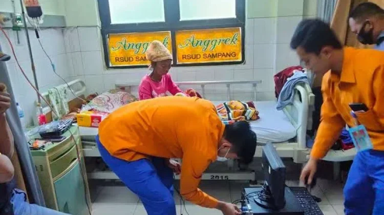 Dispendukcapil Sampang Rekam Data Warga Rentan Secara Jemput Bola