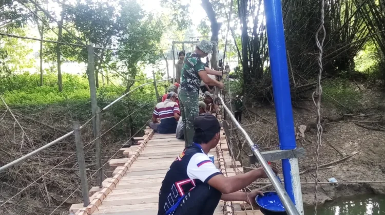 Warga Bangkalan Gotong Royong Perbaiki Jembatan