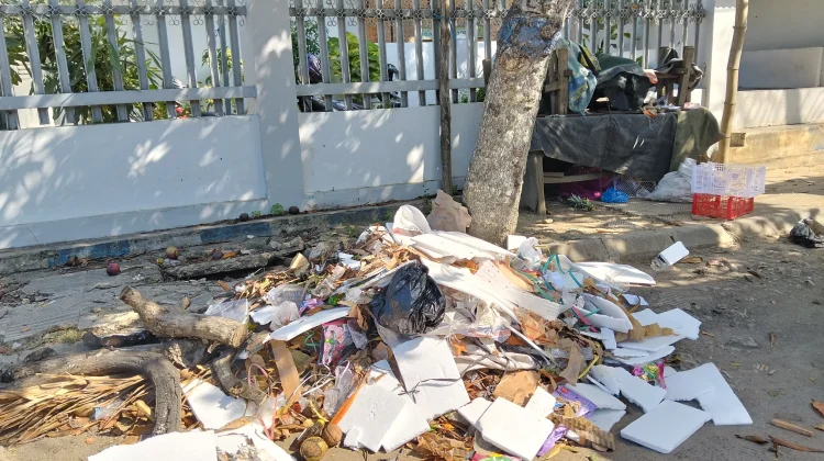 Tumpukan Sampah di Depan RRI Sampang Resahkan Warga